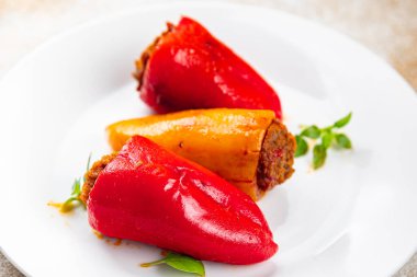 Doldurulmuş biber, dolma dolma dolma dolma dolma dolma domuz eti, sığır eti, tavuk ya da kuzu eti. Fotokopi masasında sağlıklı yemek atıştırmalığı. Arka plan fotokopisi.