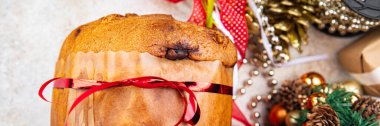 Panetone noel pastası tatili tatlı tatlı tatlı Noel 'ler, yeni yıl kutlaması, sofrada atıştırmalık yemek, fotokopi, uzay yiyecekleri arka plan kırsal manzarası.