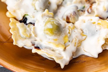 Ravioli soslu makarna yemeği atıştırmalığı masanın üzerinde fotokopi alanı arka plan kırsal manzarası