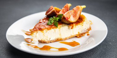 Cheesecake incir dilimler tatlı tatlı tatlı tatlı sağlıklı yemek atıştırmalıkları masanın üzerinde fotokopi uzay yemeği arka plan kırsal üst görünüm