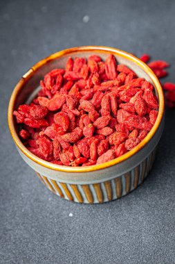 Goji böğürtlenleri. Masada sağlıklı yemek atıştırmalıkları. Fotokopi odası arka plan kırsal manzarası.