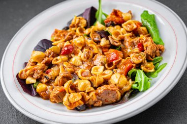 Ton balıklı makarna salatası ve sebzeli deniz ürünleri. Sebzeli sebzeler. Masada atıştırmalıklar.