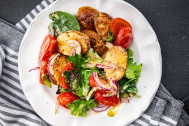 Patates salatası fırında sebze, patates, domates, soğan sebze, sebze masayı sağlıklı yemek atıştırmalıkları fotokopi odası arka plan kırsal manzarası 