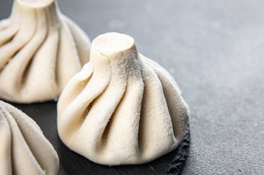 Khinkali eti, hamur tatlısı, dondurulmuş yarı donmuş yemek, masada atıştırmalıklar, fotokopi, arka plan, kırsal alan manzarası.