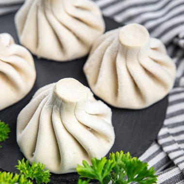 Khinkali eti, hamur tatlısı, dondurulmuş yarı donmuş yemek, masada atıştırmalıklar, fotokopi, arka plan, kırsal alan manzarası.