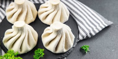 Khinkali eti, hamur tatlısı, dondurulmuş yarı donmuş yemek, masada atıştırmalıklar, fotokopi, arka plan, kırsal alan manzarası.