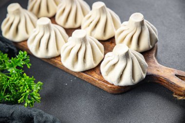 Khinkali eti, hamur tatlısı, dondurulmuş yarı donmuş yemek, masada atıştırmalıklar, fotokopi, arka plan, kırsal alan manzarası.