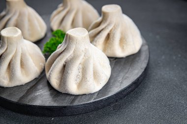 Khinkali eti, hamur tatlısı, dondurulmuş yarı donmuş yemek, masada atıştırmalıklar, fotokopi, arka plan, kırsal alan manzarası.