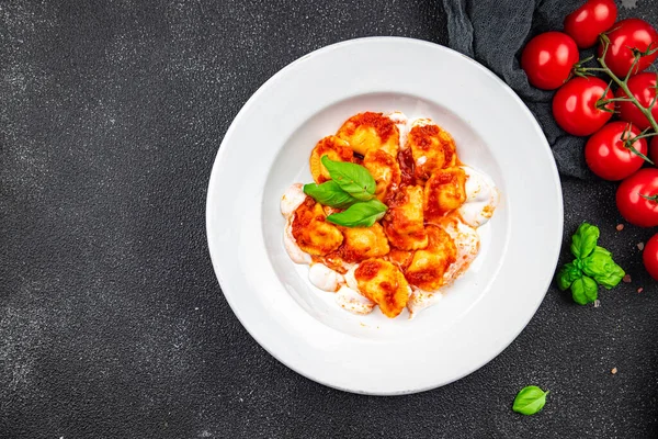Saus Tomat Daging Ravioli Makanan Italia Makanan Ringan Atas Meja — Stok Foto