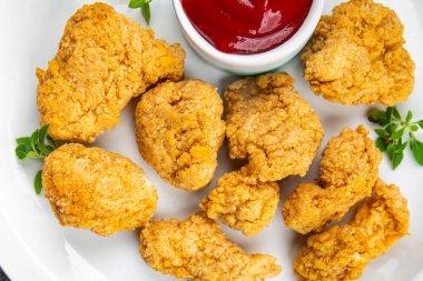 Domates soslu ev yapımı tavuk eti. Sağlıklı yemek atıştırmalıkları yemek için hazır. Arka planda fotokopi.