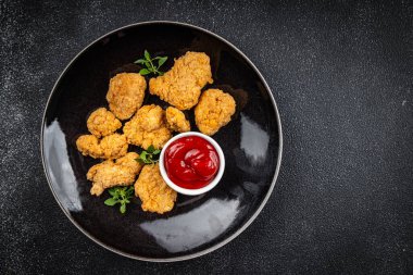 Domates soslu ev yapımı tavuk eti. Sağlıklı yemek atıştırmalıkları yemek için hazır. Arka planda fotokopi.