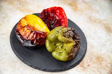 Çan biberi pişirilmiş sebze, kavrulmuş biber, sağlıklı yemek, atıştırmalıklar, fotokopi, arka plan, kırsal alan manzarası. 