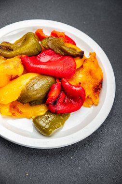 Çan biberi pişirilmiş sebze, kavrulmuş biber, sağlıklı yemek, atıştırmalıklar, fotokopi, arka plan, kırsal alan manzarası. 