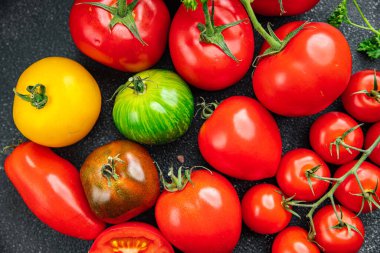 Taze domatesler farklı tipte kırmızı, sarı, yeşil sebze yemek atıştırmalıkları fotokopi masasında.