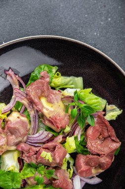 tavuk midesi salatası yeşil marul, soğan tavuk eti sakatat sebze yemeği masadaki fotokopi uzayı arka plan kırsal manzarası