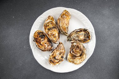 Midye kabuklu istiridye taze deniz ürünleri. Sağlıklı yemek atıştırmalıkları yemek için hazır. Fotokopi masasında.