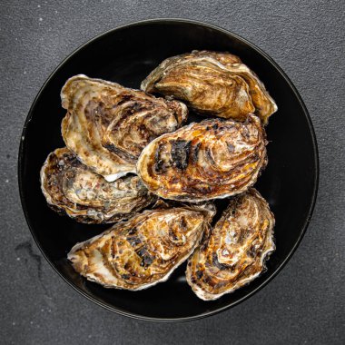 Midye kabuklu istiridye taze deniz ürünleri. Sağlıklı yemek atıştırmalıkları yemek için hazır. Fotokopi masasında.