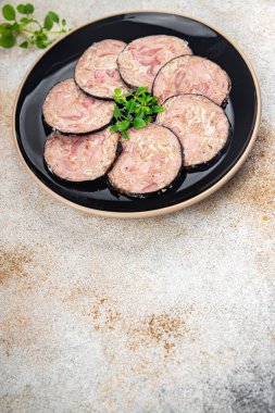 Etli sosis Andouille (domuz midesi, domuz boynu, sakatat) masada sağlıklı yemek atıştırmalıkları yemeye hazır.