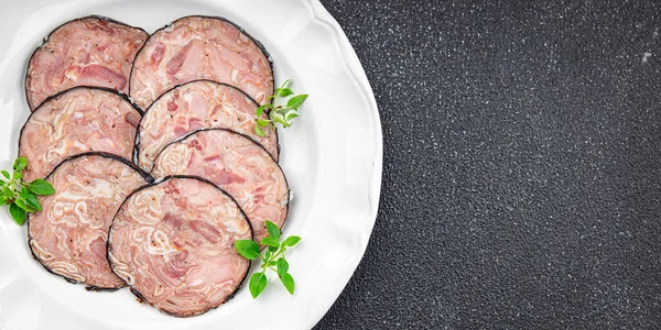 Etli sosis Andouille (domuz midesi, domuz boynu, sakatat) masada sağlıklı yemek atıştırmalıkları yemeye hazır.