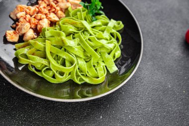 yeşil makarna kırmızı domates sosu tagliatelle tavuk eti sebze yemek abur cubur masa üzerinde fotokopi uzay yemek arka plan kırsal üst görünüm