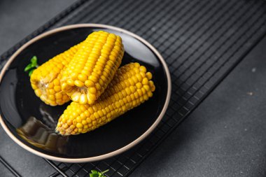 Mısır taze tatlı mısır haşlanmış mısır sebze pişirilmiş sağlıklı yemek aperatifleri masa üzerinde fotokopi uzay yiyecekleri arka plan kırsal üst manzara