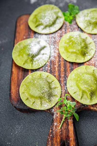 Zielone Ravioli Zielone Ciasto Szpinak Bazylia Warzywa Żywności Posiłek Przekąska — Zdjęcie stockowe