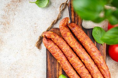 Sosis eti aperatif yemeye hazır. Masada taze yemek atıştırmalığı. Fotokopi masasında.