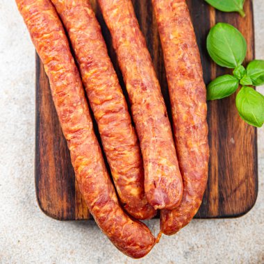 Sosis eti aperatif yemeye hazır. Masada taze yemek atıştırmalığı. Fotokopi masasında.