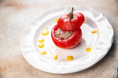 et doldurulmuş domates, sığır eti, domates dolduran tavuk fırınlanmış sebze, sağlıklı yiyecekler fotokopi masasında yiyecek arka plan kırsal üst görüş keto veya paleo diyeti