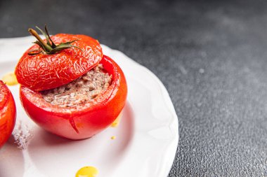 et doldurulmuş domates, sığır eti, domates dolduran tavuk fırınlanmış sebze, sağlıklı yiyecekler fotokopi masasında yiyecek arka plan kırsal üst görüş keto veya paleo diyeti