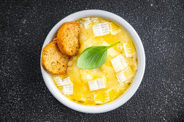 peynirli camembert peyniri, brie peyniri ya da tartiflette yumuşak peynir sağlıklı mezeler için hazır yemek atıştırmalıkları fotokopi masasında.