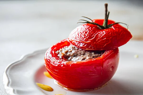 채워진 토마토 쇠고기 채우는 토마토 테이블 소박한 팔레오 다이어트 — 스톡 사진