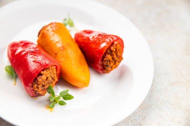 Biber dolgulu et dolgulu biber, kırmızı biber, sığır eti, tavuk eti, yemek atıştırmalığı fotokopi masasında. 