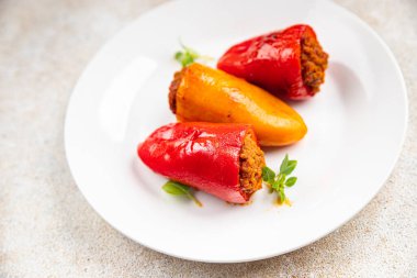 Biber dolgulu et dolgulu biber, kırmızı biber, sığır eti, tavuk eti, yemek atıştırmalığı fotokopi masasında. 