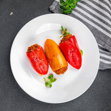 Biber dolgulu et dolgulu biber, kırmızı biber, sığır eti, tavuk eti, yemek atıştırmalığı fotokopi masasında. 
