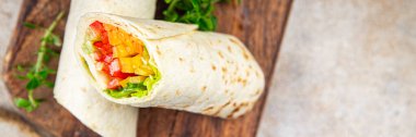 Tortilla sebzeli tako vejetaryen dürüm vejetaryen burrito fajita shawarma sebzeli Pita sağlıklı yemek aperatifi masa üzerinde fotokopi uzay yiyecekleri arka plan kırsal üst görünüm 