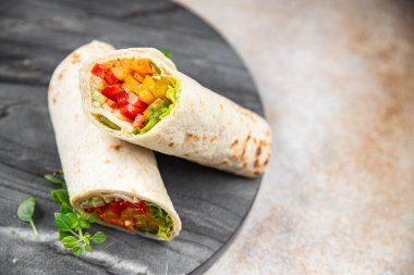 Tortilla sebzeli tako vejetaryen dürüm vejetaryen burrito fajita shawarma sebzeli Pita sağlıklı yemek aperatifi masa üzerinde fotokopi uzay yiyecekleri arka plan kırsal üst görünüm 