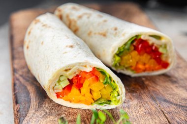 Tortilla sebzeli tako vejetaryen dürüm vejetaryen burrito fajita shawarma sebzeli Pita sağlıklı yemek aperatifi masa üzerinde fotokopi uzay yiyecekleri arka plan kırsal üst görünüm 