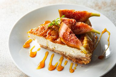 Cheesecake dilimleri incir meyveli tatlı tatlı tatlı tatlı atıştırmalıklar masanın üzerinde fotokopi uzay yiyecekleri arka plan kırsal üst görünüm