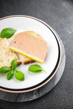 Ördek kreması porsiyonlu dilimlenmiş et sağlıklı aperatifleri yemeye hazır yemek atıştırmalıkları fotokopi masasında arka plandaki uzay yiyeceklerinin kırsal üst görünümü