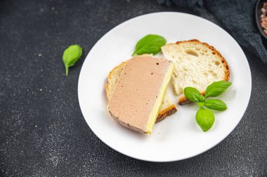 Ördek kreması porsiyonlu dilimlenmiş et sağlıklı aperatifleri yemeye hazır yemek atıştırmalıkları fotokopi masasında arka plandaki uzay yiyeceklerinin kırsal üst görünümü