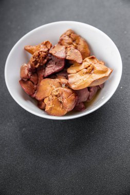 Tavuk ciğeri haşlanmış tavuk, sakatat, et, atıştırmalık. Fotokopi masasında. Arka plan yiyecek, kırsal üst görüş keto veya paleo diyeti.