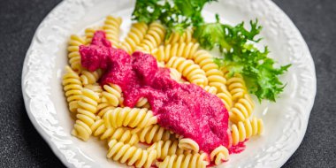 Pembe makarna pancar sosu fusilli sebze pancar taze yemek masada vejetaryen yemek fotokopi alanı arka plan kırsal manzarası