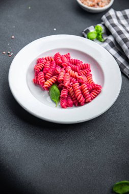 Pembe makarna pancar sosu fusilli sebze pancar taze yemek masada vejetaryen yemek fotokopi alanı arka plan kırsal manzarası