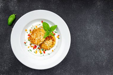 Masanın üzerinde sebze pirzolası yemek abur cuburu uzay yemeği arka planda kırsal manzaralı vejetaryen yemekleri henüz tanışılmadı.