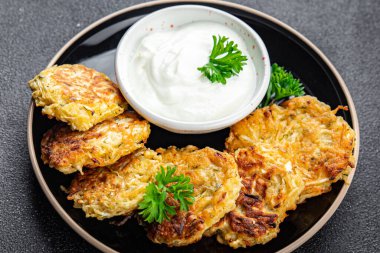 Masanın üzerinde sebze pirzolası yemek abur cuburu uzay yemeği arka planda kırsal manzaralı vejetaryen yemekleri henüz tanışılmadı.