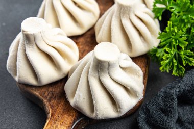 Donmuş khinkali eti. Hamur köftesi, yemek, atıştırmalık. Masada fotokopi.