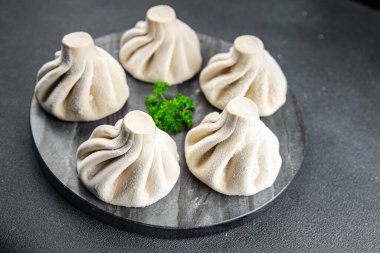 Donmuş khinkali eti. Hamur köftesi, yemek, atıştırmalık. Masada fotokopi.