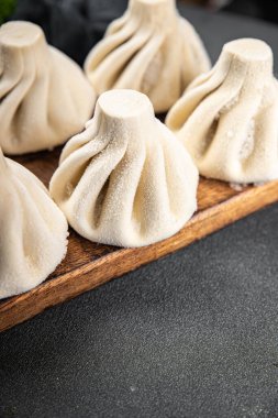 Donmuş khinkali eti. Hamur köftesi, yemek, atıştırmalık. Masada fotokopi.