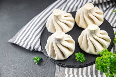 Donmuş khinkali eti. Hamur köftesi, yemek, atıştırmalık. Masada fotokopi.